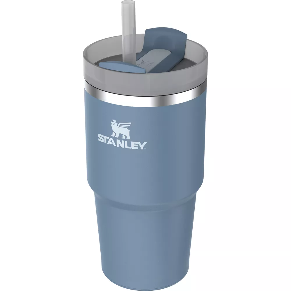 Mavi Stanley bardak, pipet ve gümüş kenarlıklı.