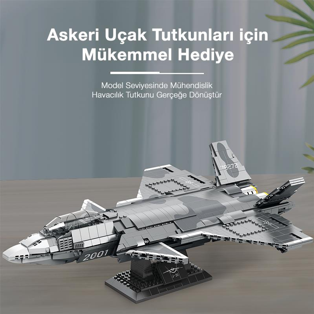 Gri kamuflajlı savaş uçağı modeli stant üzerinde, model numarası 2001.