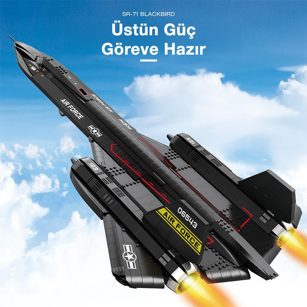 Siyah Lego SR-71 Blackbird modeli bulutlu mavi gökyüzünde uçuyor.