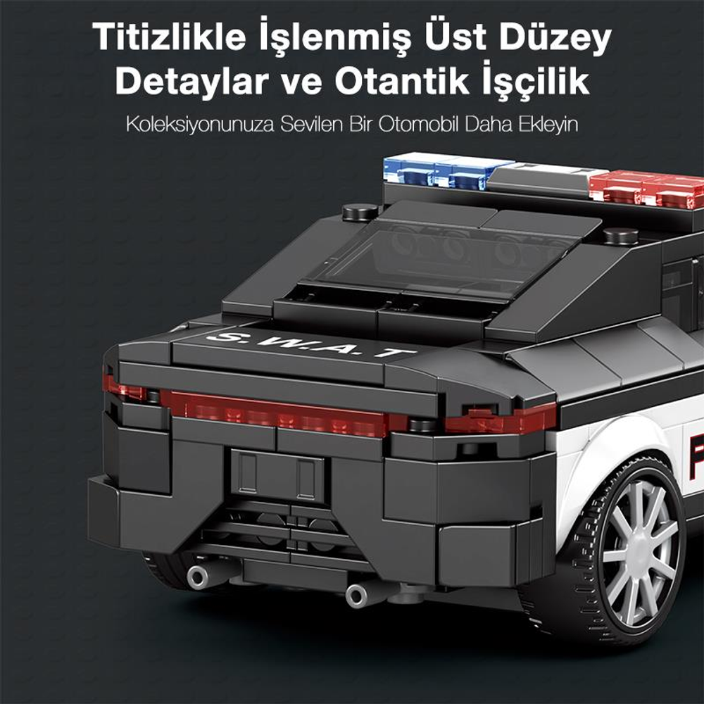 Arka lambaları kırmızı, üstünde mavi ışıkları olan siyah bir SWAT oyuncak araba.