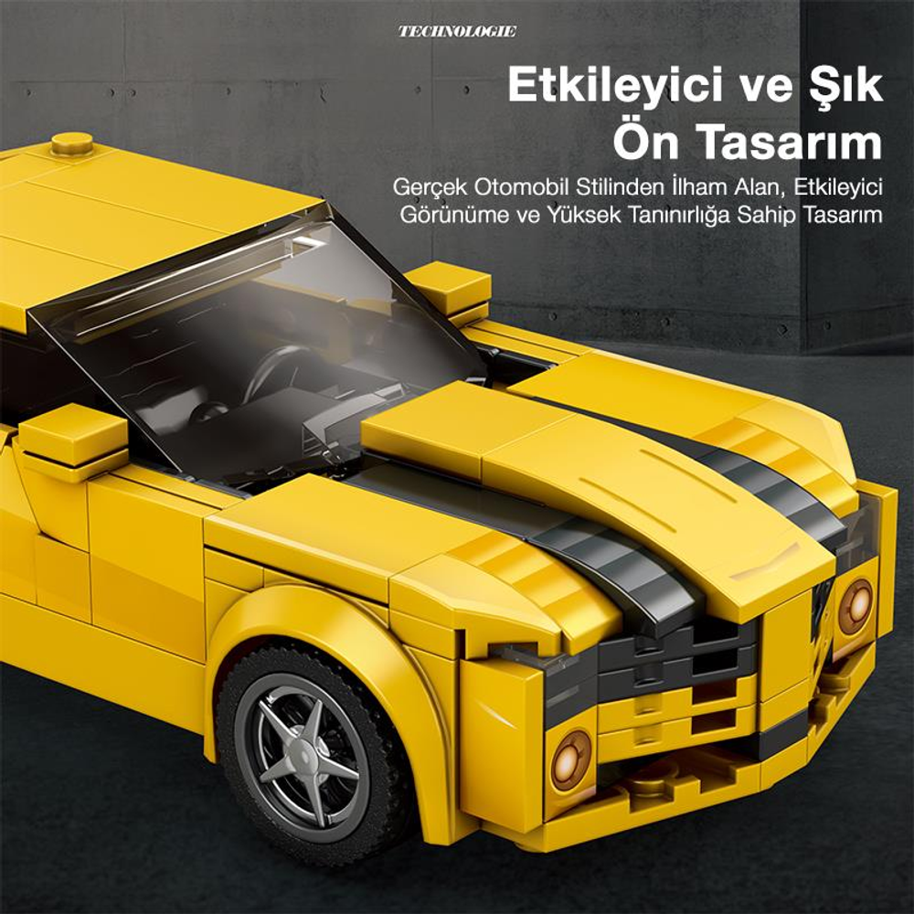 Kaputunda siyah şeritler ve ön ızgara bulunan sarı bir Lego araba.