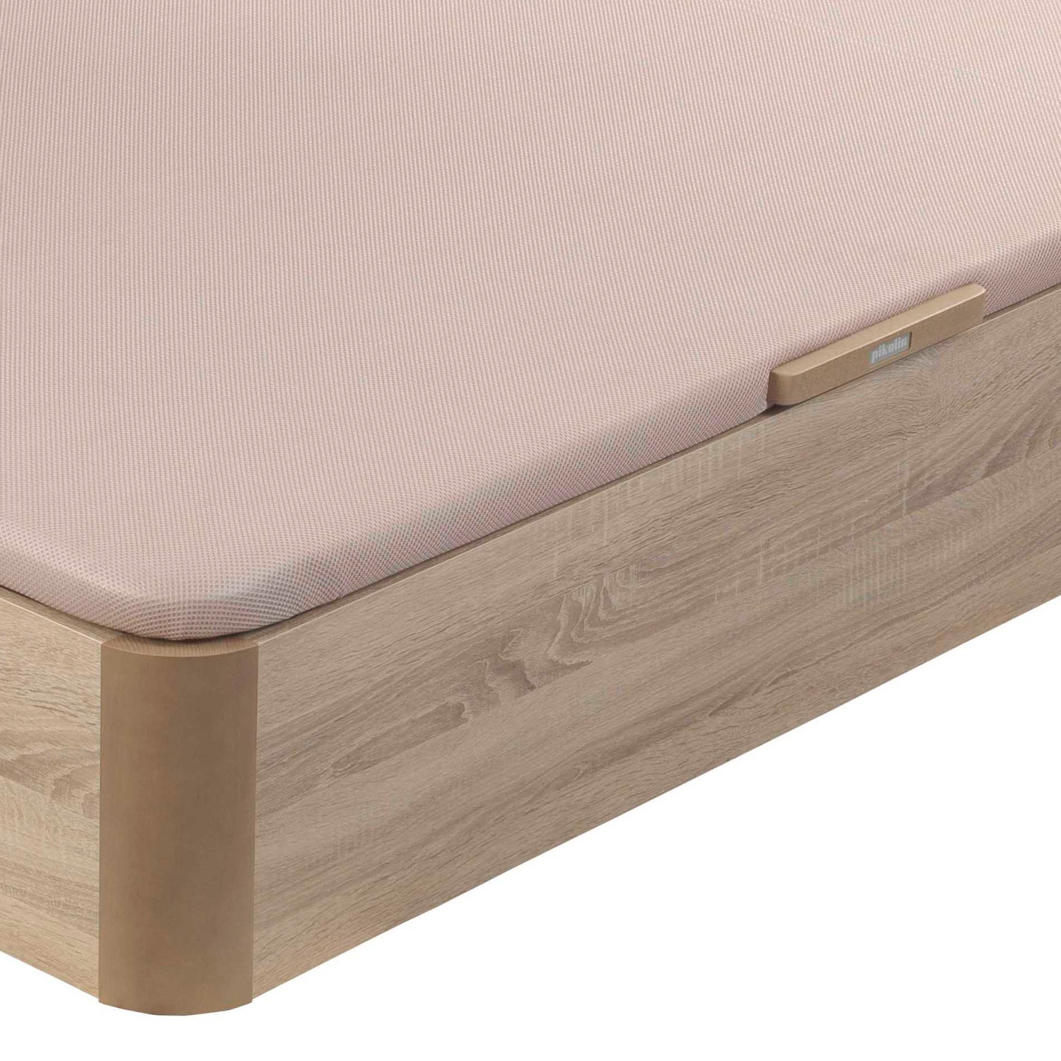 Primer plano de un marco de madera marrón claro con un colchón rosa y un asa dorada.