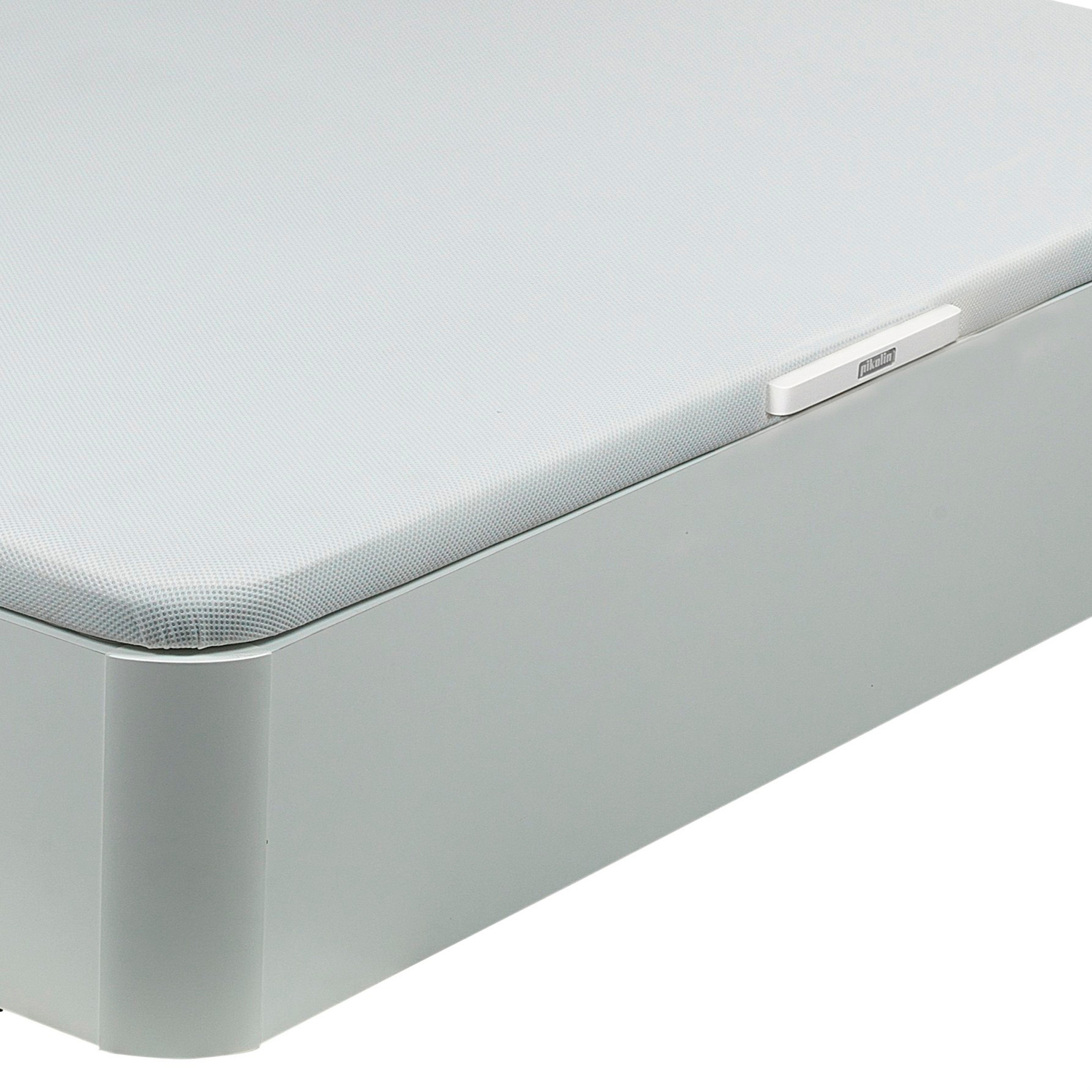 Una base de cama gris claro con parte superior acolchada y etiqueta blanca.