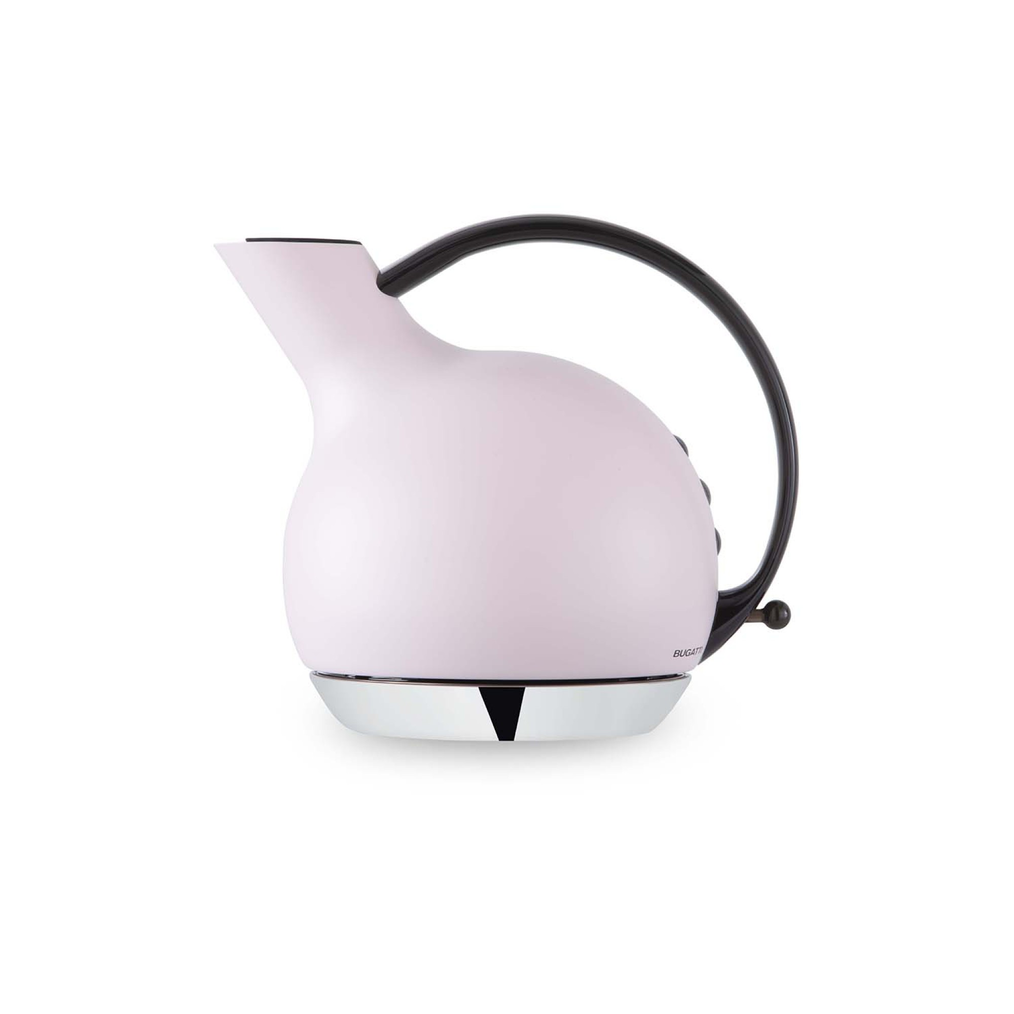Un bollitore rosa chiaro con manico nero su base argentata.