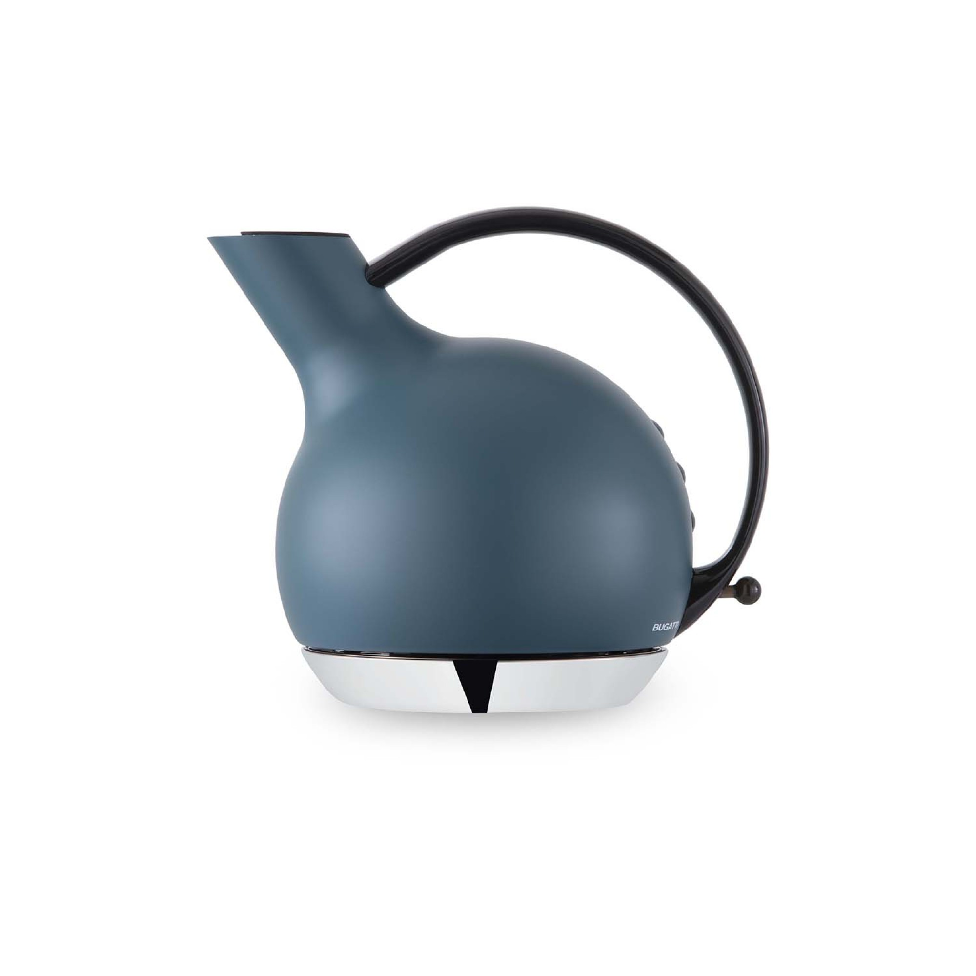 Un bollitore blu con base argentata e manico nero.