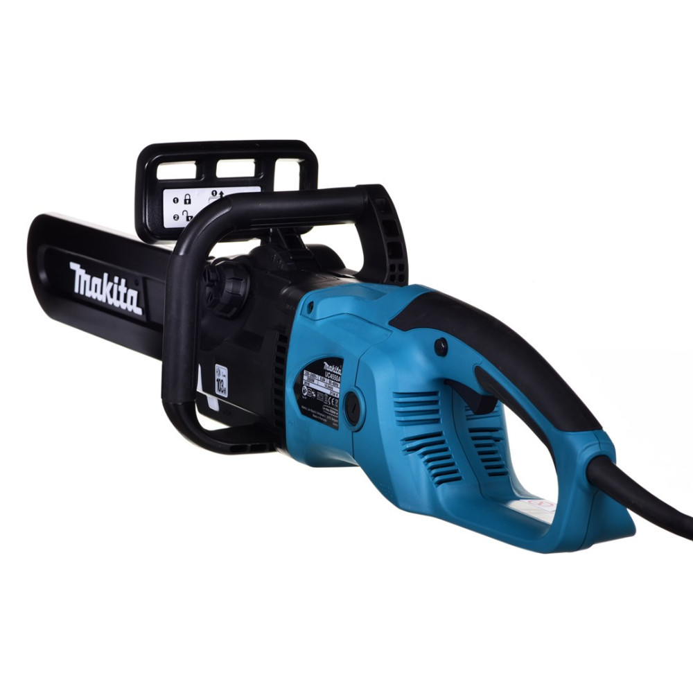 Eine blaue und schwarze Makita Elektrosäge mit weißem Hintergrund.