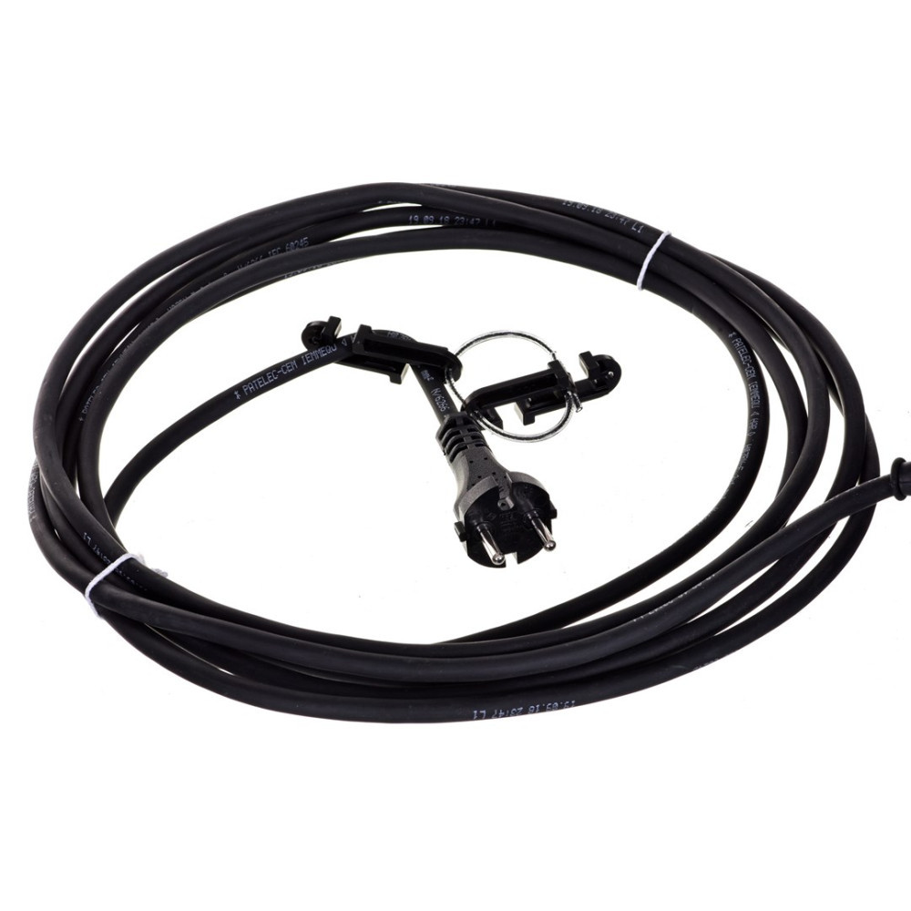 Schwarzes Kabel mit Stecker und Clips auf weißem Hintergrund.