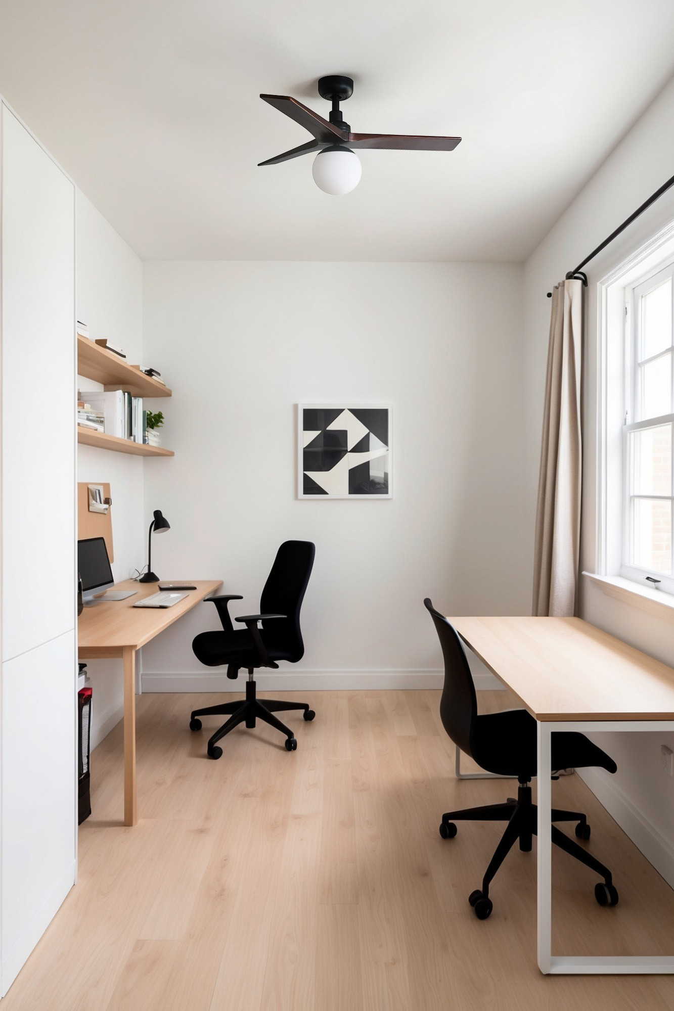 Un ufficio moderno con due scrivanie, sedie nere e un ventilatore a soffitto.