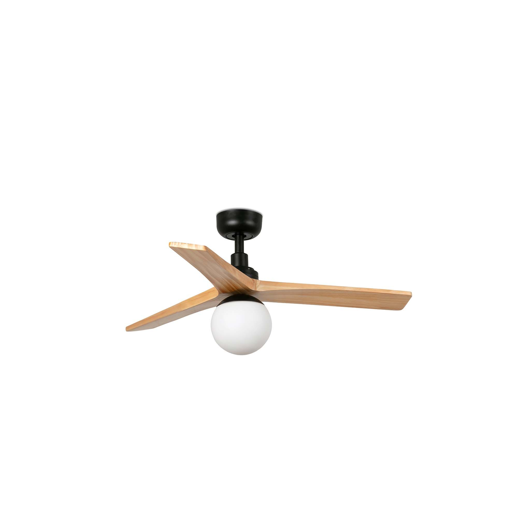 Ventilatore da soffitto con tre pale in legno e un portalampada bianco rotondo.