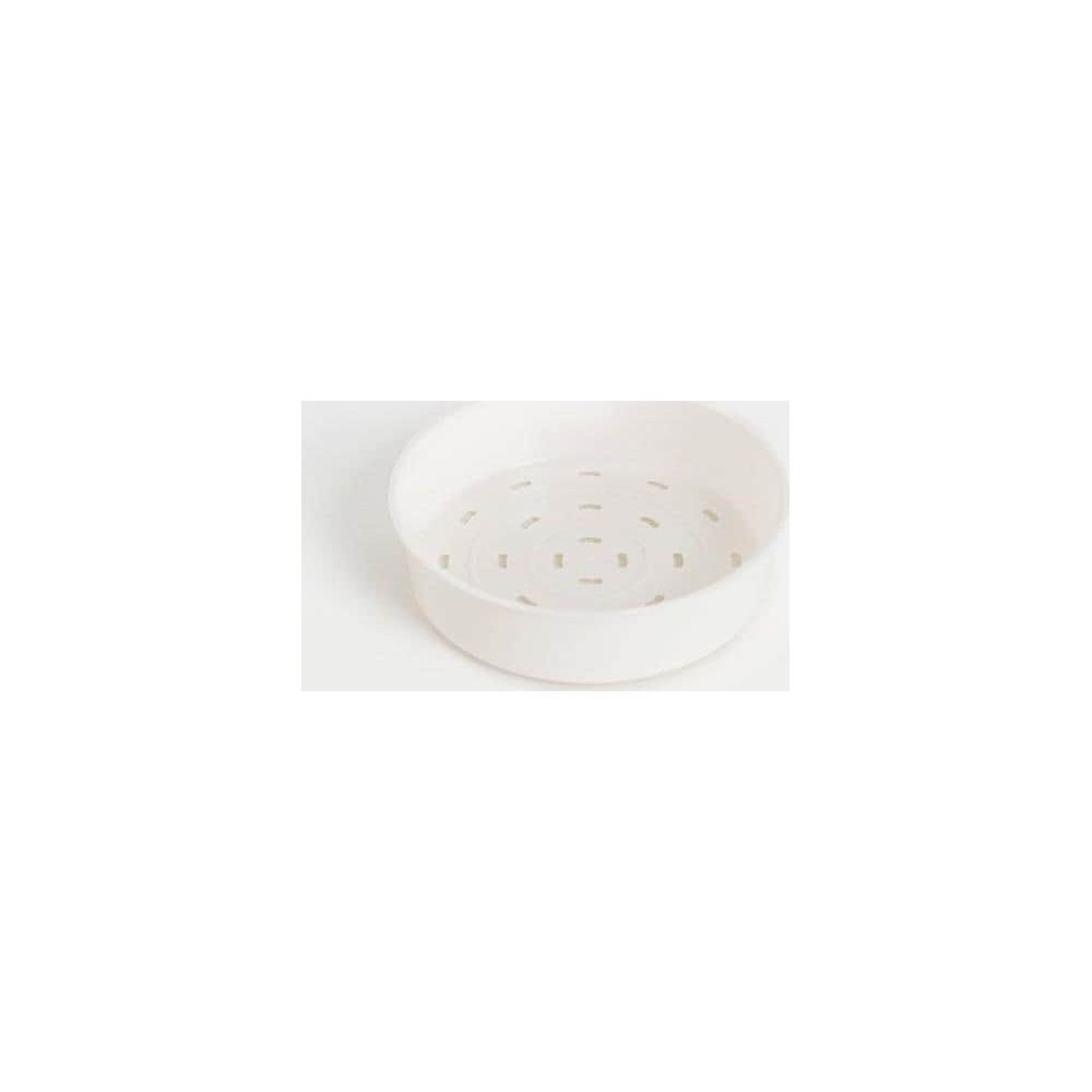 Una cesta vaporera de plástico blanco con agujeros en patrón circular.