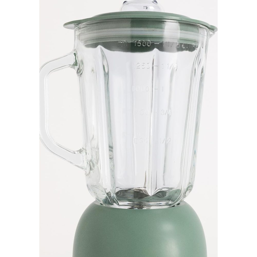Glaskrug für Mixer mit grünem Deckel und Griff, zeigt ml-Markierungen.