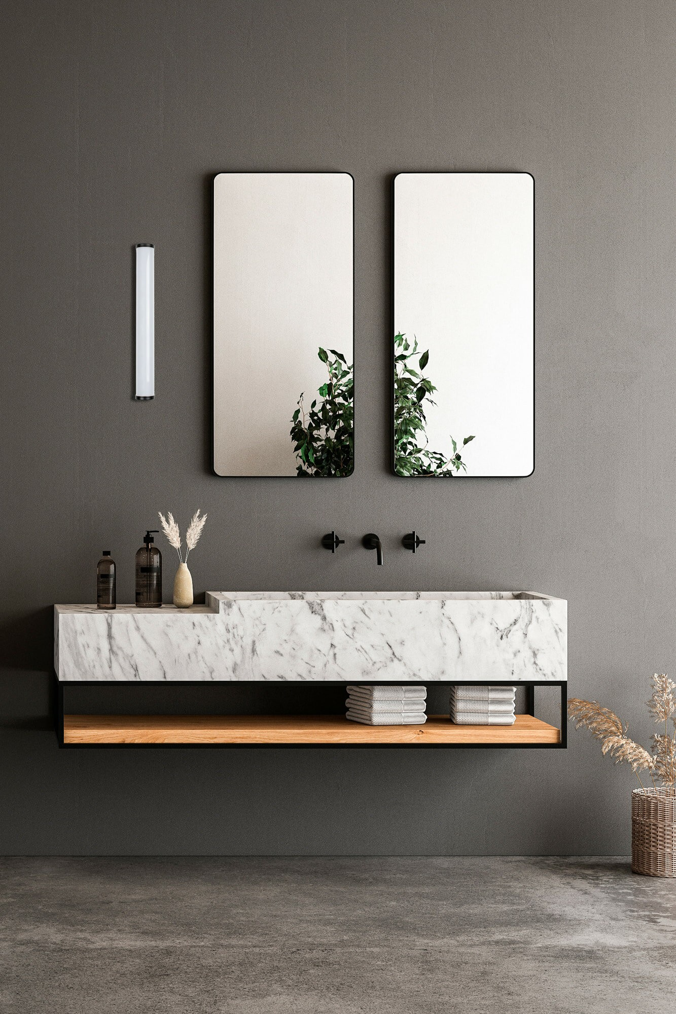 Bagno moderno con mobile in marmo, due specchi, rubinetti neri e applique da parete.