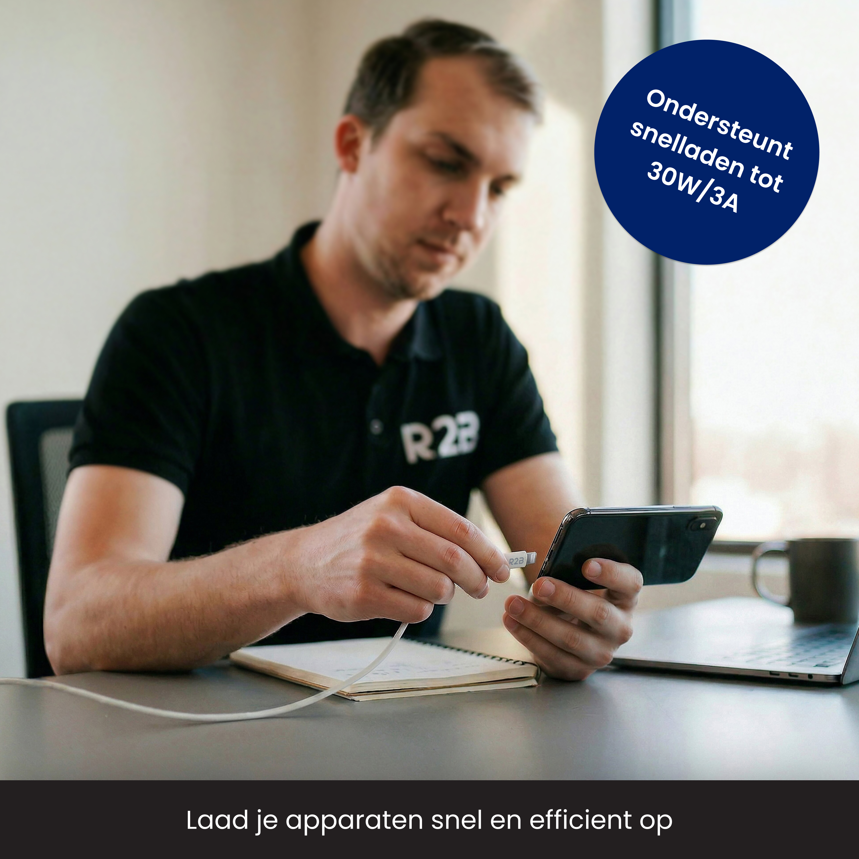 Un homme connecte un smartphone avec un câble de 30W/3A.