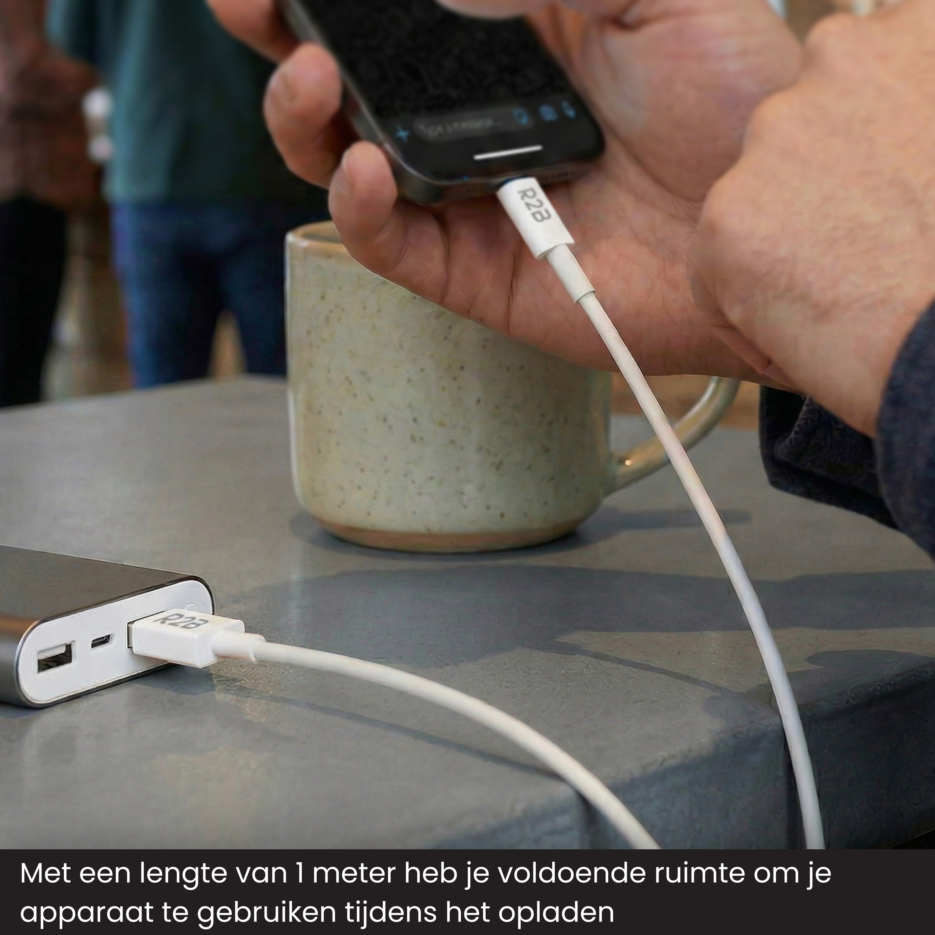 Un téléphone est connecté à une banque d'alimentation avec un câble blanc.