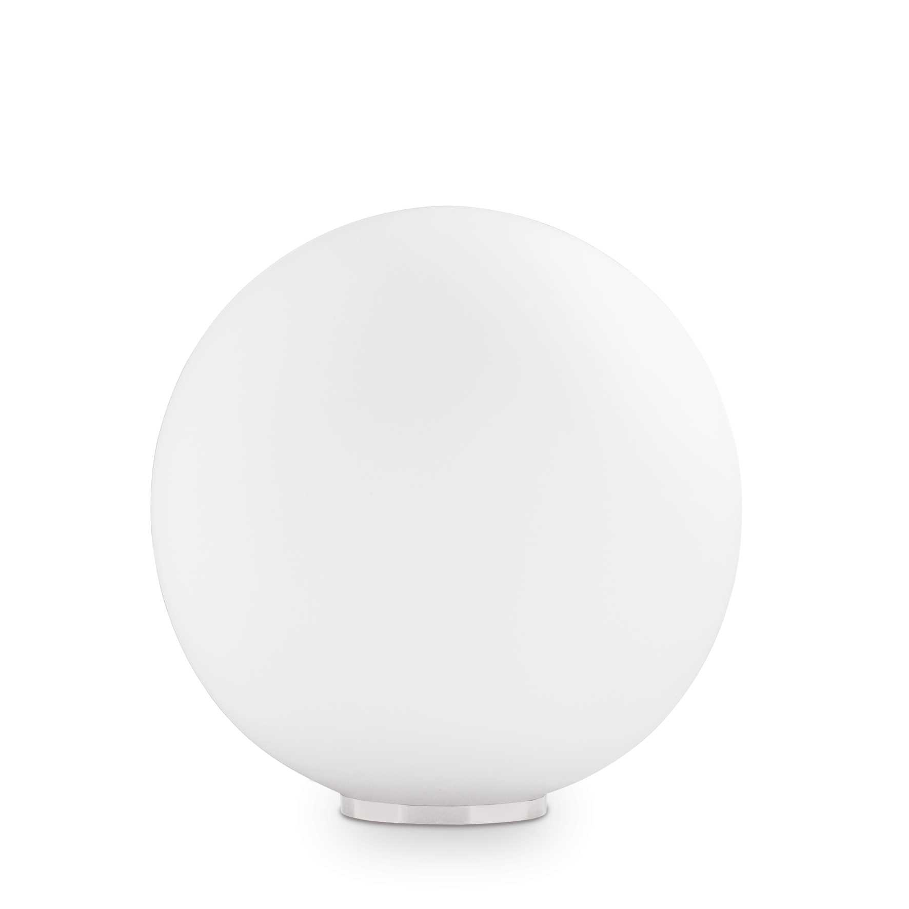 Una lampada sferica bianca con base argentata poggia su sfondo bianco.