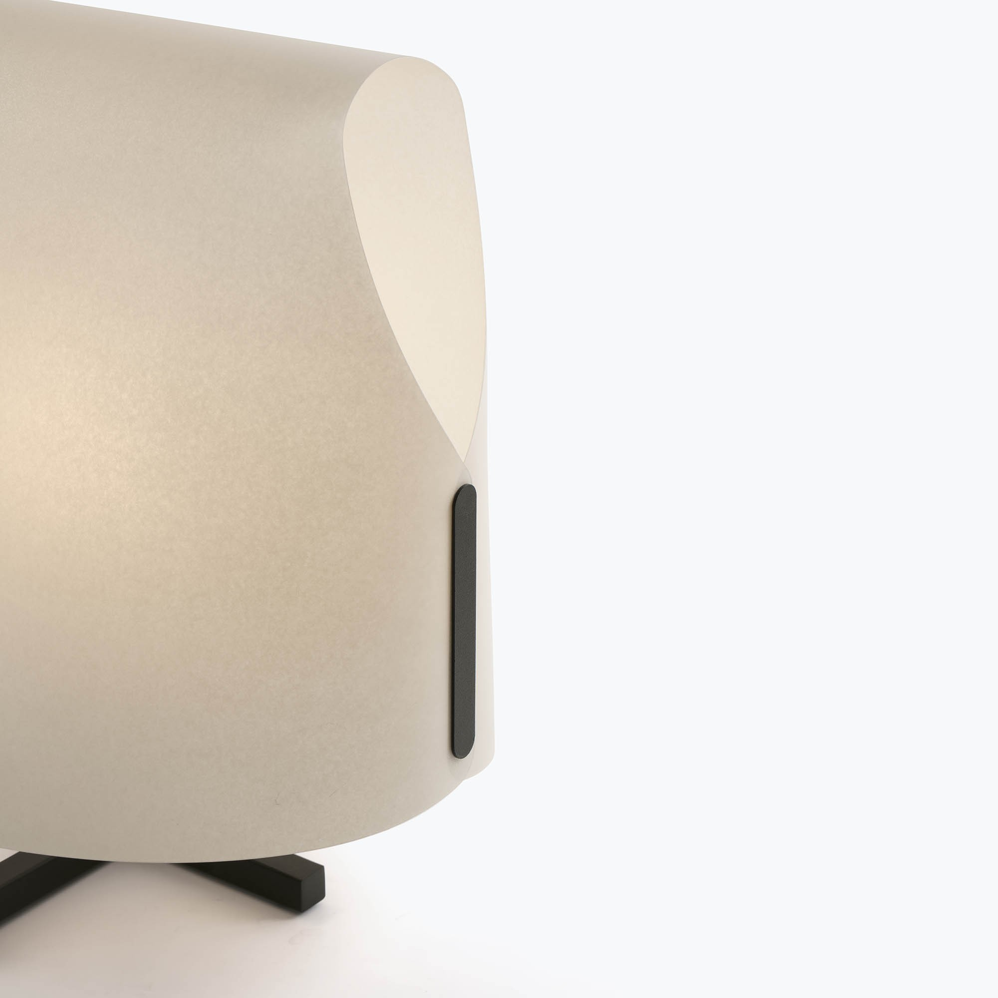 Lampada da terra moderna con paralume beige e base nera.