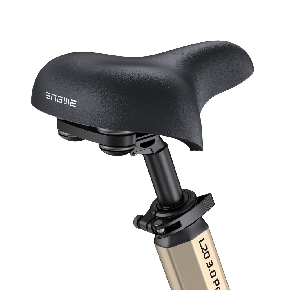 Schwarzer Fahrradsattel mit silbernem 'ENGWE'-Logo, montiert auf einem schwarzen Sattelgestell und einer goldenen Stange.