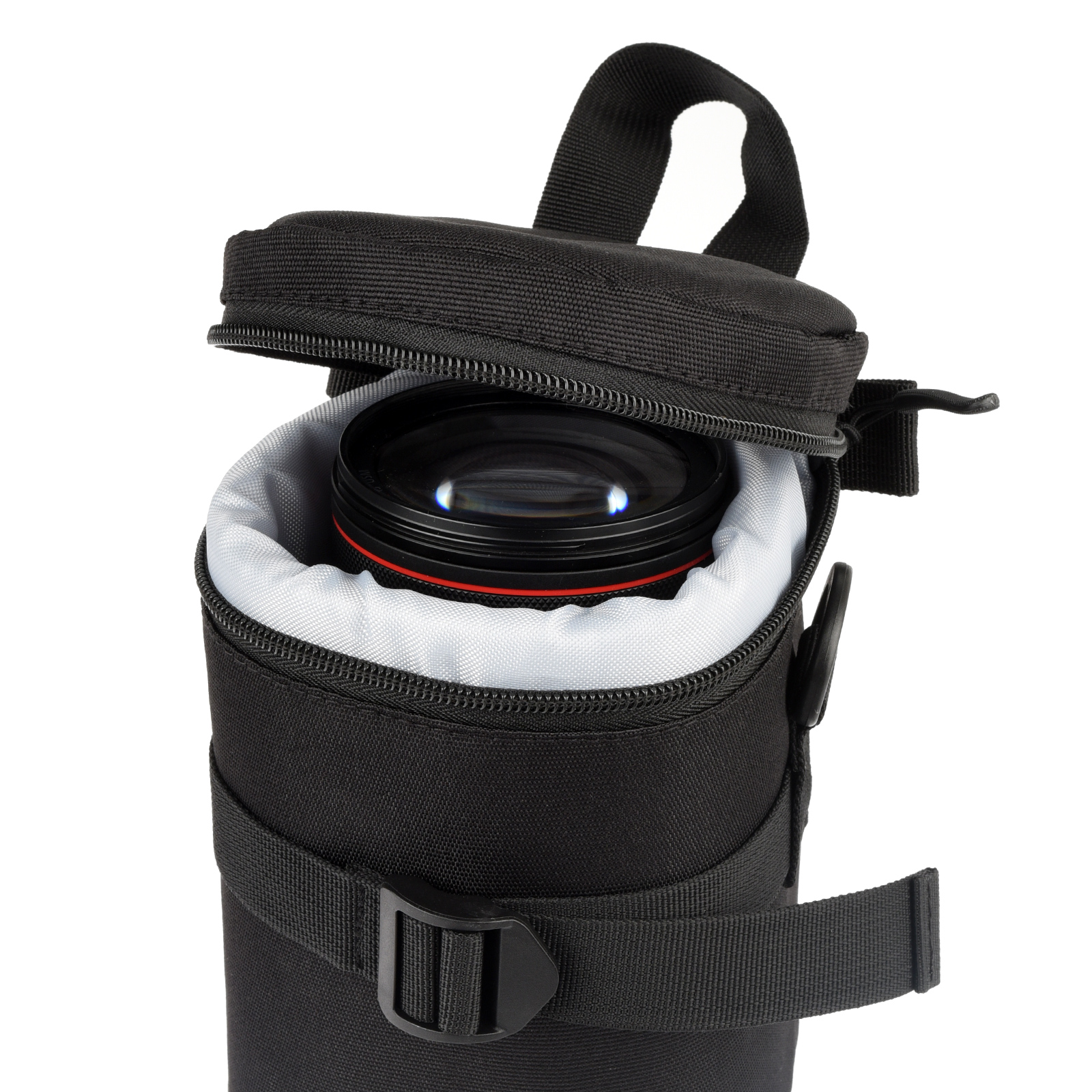 Schwarze Objektivtasche mit geöffnetem Reißverschluss, die ein Kameraobjektiv enthüllt.