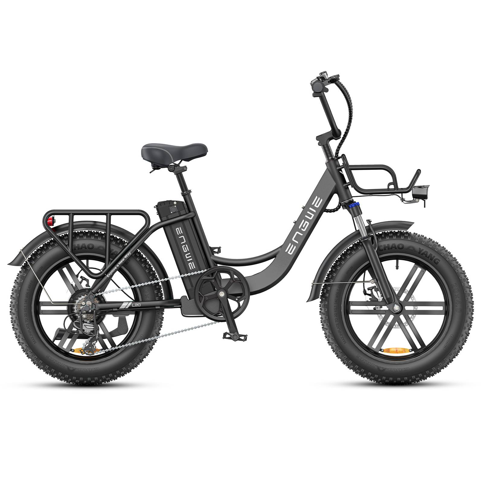 Czarny rower elektryczny typu fatbike z bagażnikami na białym tle.