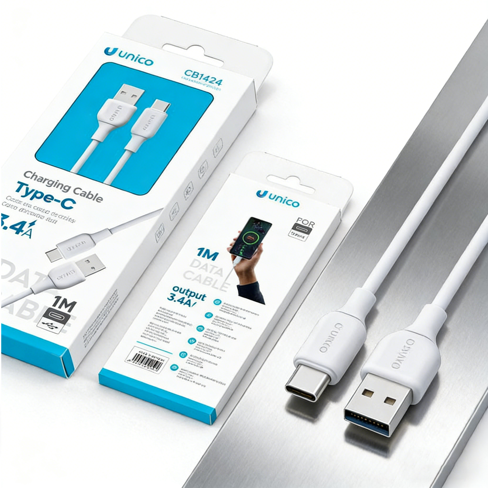 Due cavi di ricarica Unico bianchi con connettori USB-A e USB-C su una superficie metallica.