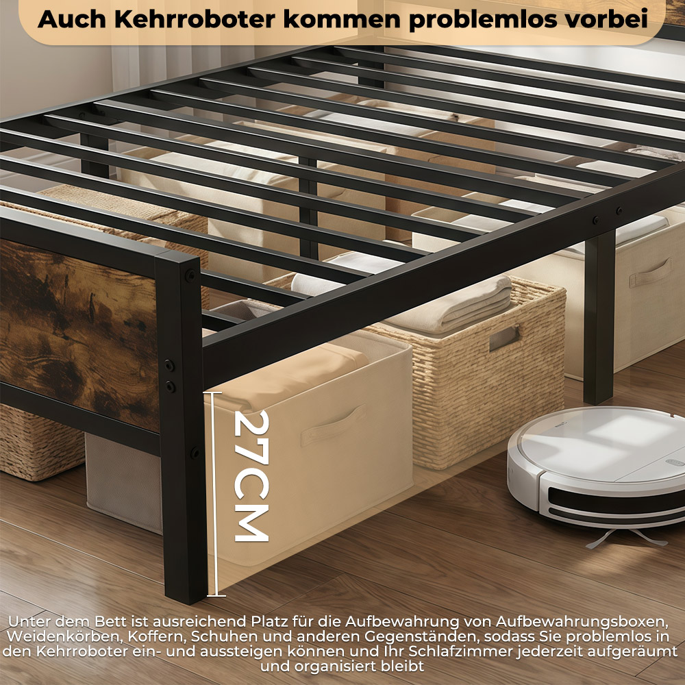 Ein Bettgestell mit viel Stauraum darunter für Aufbewahrungsboxen und einen Saugroboter.