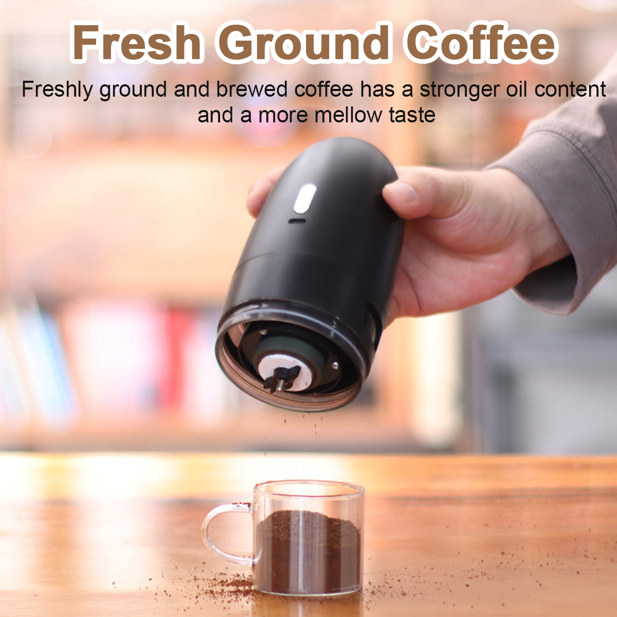 Eine Hand hält eine Kaffeemühle, die Kaffeepulver in eine Glas tasse mahlt.