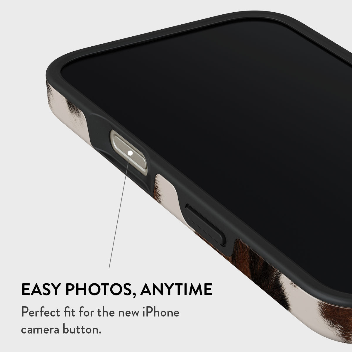 Coque iPhone motif peau de vache avec détail bouton caméra argenté.