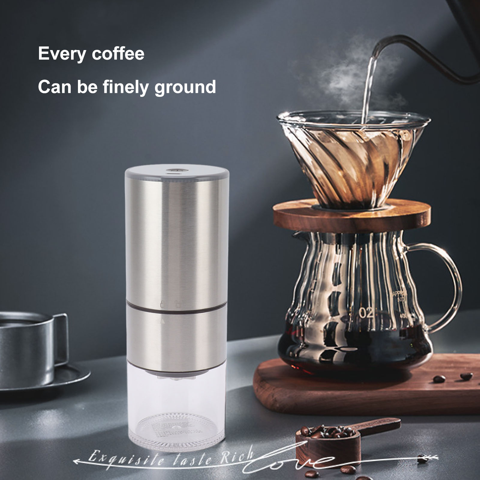 Ein silberner Kaffeemühle neben einer Glas-Karaffe mit Brühtechnik.