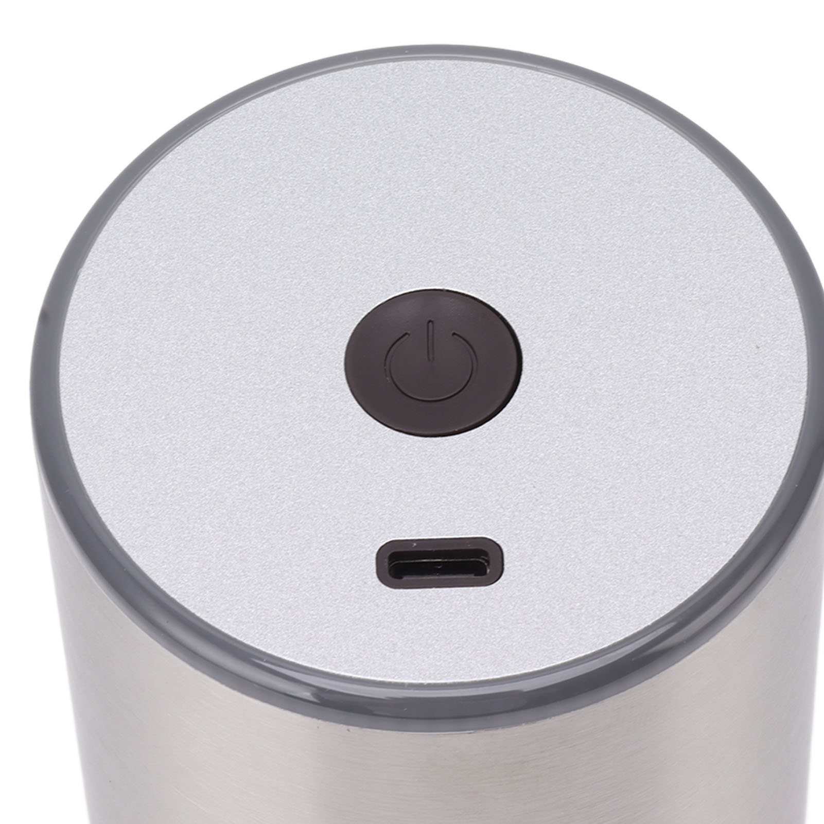 Oberseite eines silbernen Geräts mit Ein-/Ausschaltsymbol und USB-C-Anschluss.