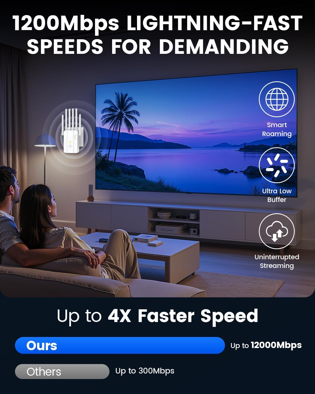 Ein Paar sitzt auf einem Sofa und schaut auf einen großen Fernseher, der ein Strandmotiv zeigt. Links ist ein WLAN-Repeater zu sehen.