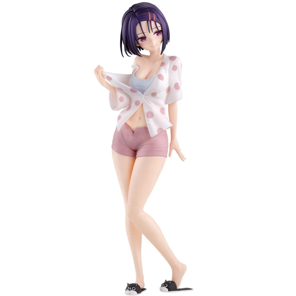 Figura anime con capelli viola, indossa una camicia a pois e pantaloncini rosa.