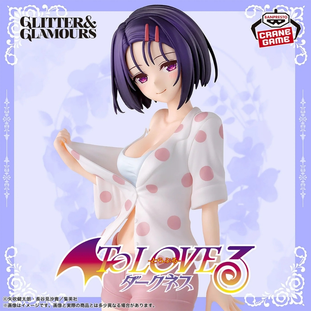 Statua anime di una giovane donna con capelli viola che indossa un top a pois.