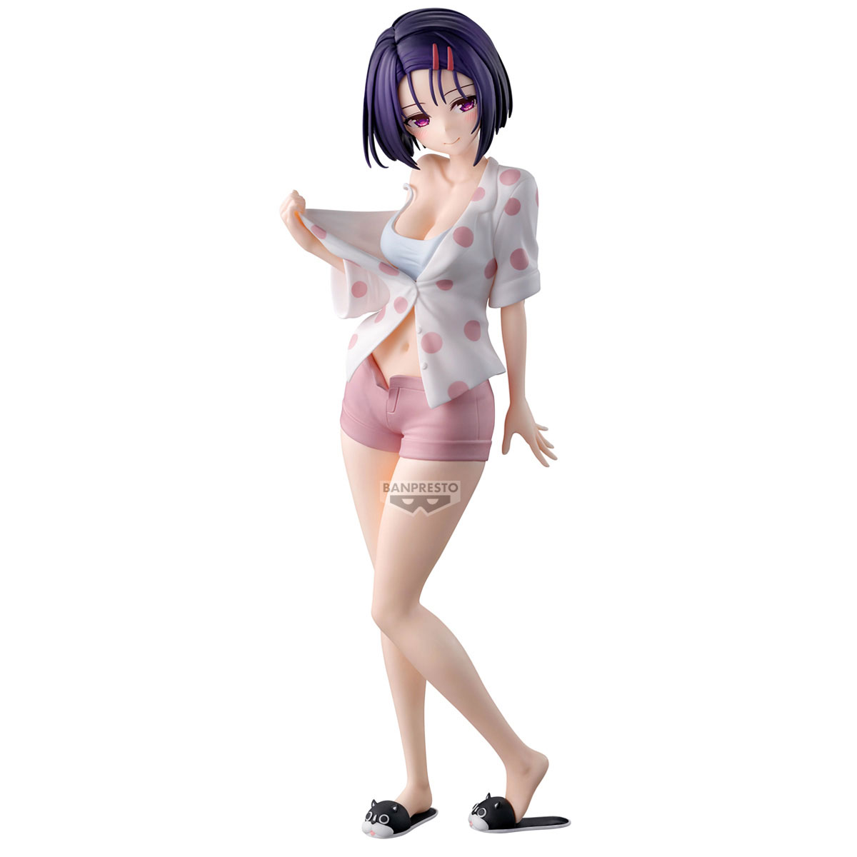 Figura anime di una ragazza con capelli viola che indossa una camicia a pois e pantaloncini rosa.