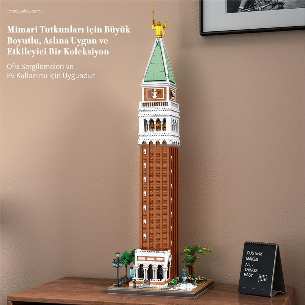 Venedik Çan Kulesi'nin büyük, detaylı Lego modeli bir masanın üzerinde.