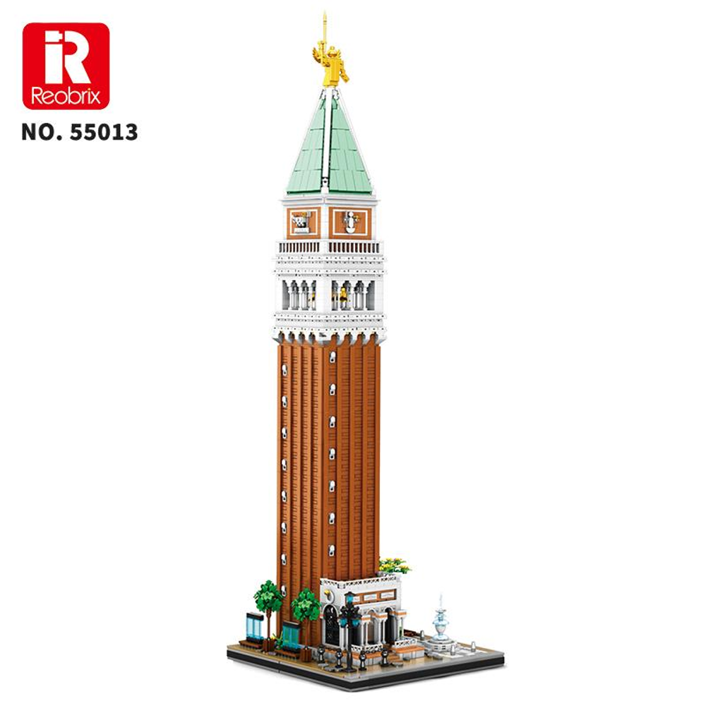 Yeşil kuleli ve altın melekli Campanile di San Marco'nun detaylı modeli.