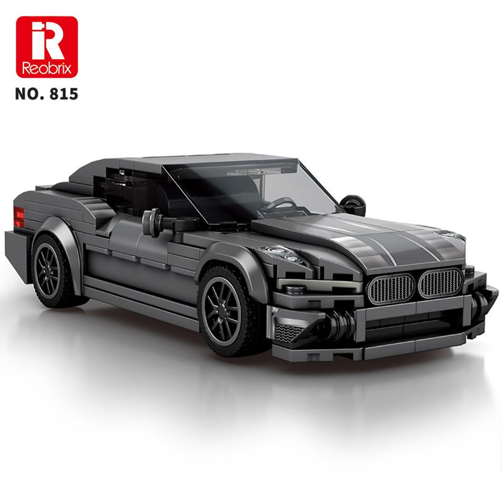 Kaputunda gümüş şeritler bulunan gri Lego spor araba modeli.
