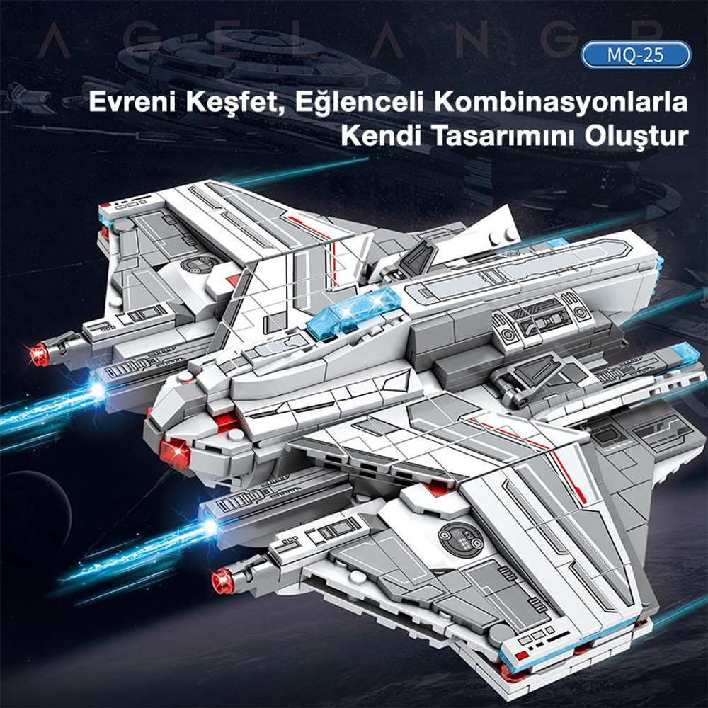 Gri ve beyaz renklerde, mavi ışınlara sahip fütüristik bir uzay gemisinin detaylı modeli.