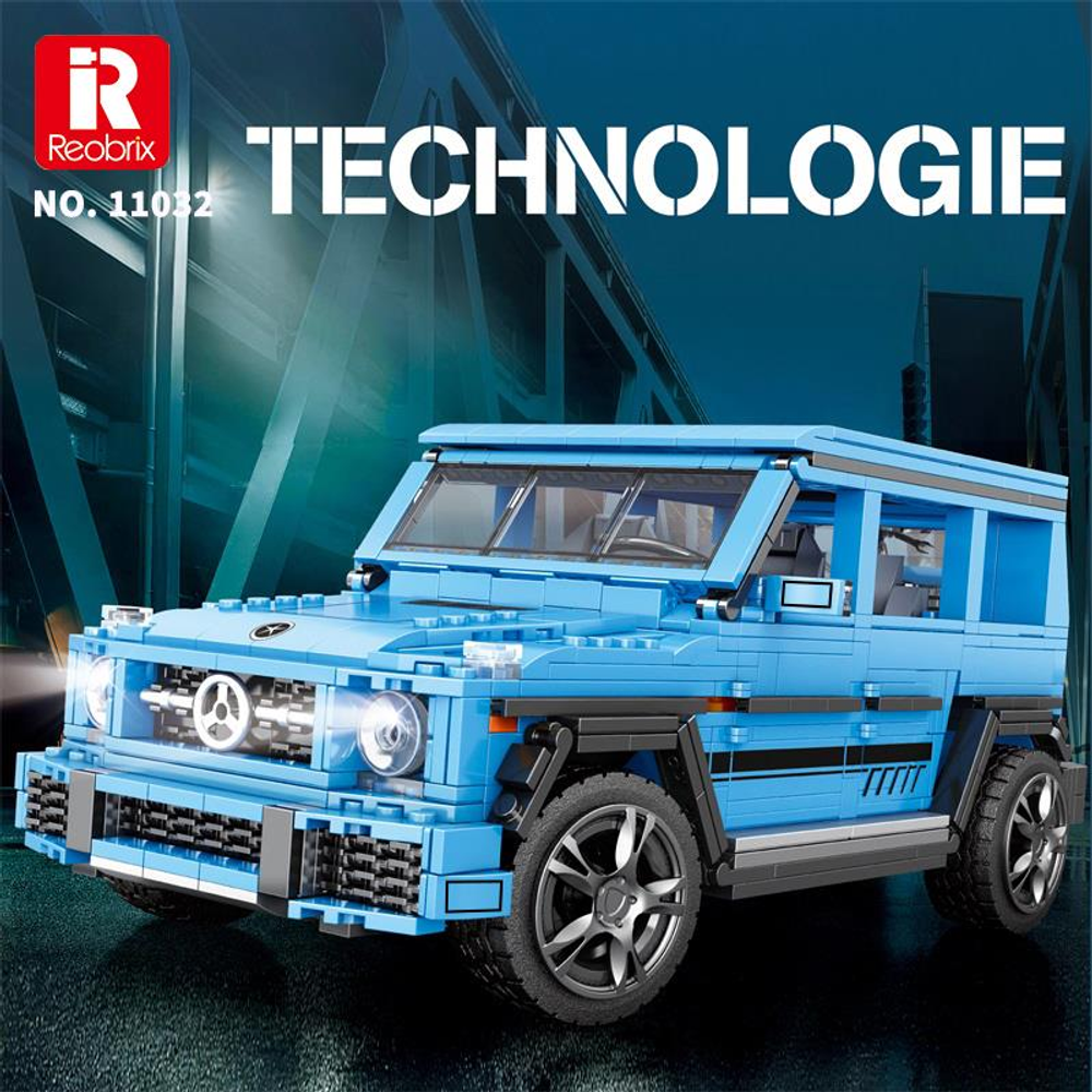 Siyah detaylı mavi bir Lego araba karanlık bir zeminde duruyor.