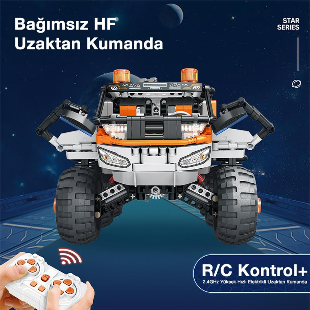Büyük tekerlekli ve turuncu detaylı uzaktan kumandalı araba, eller tarafından tutuluyor.