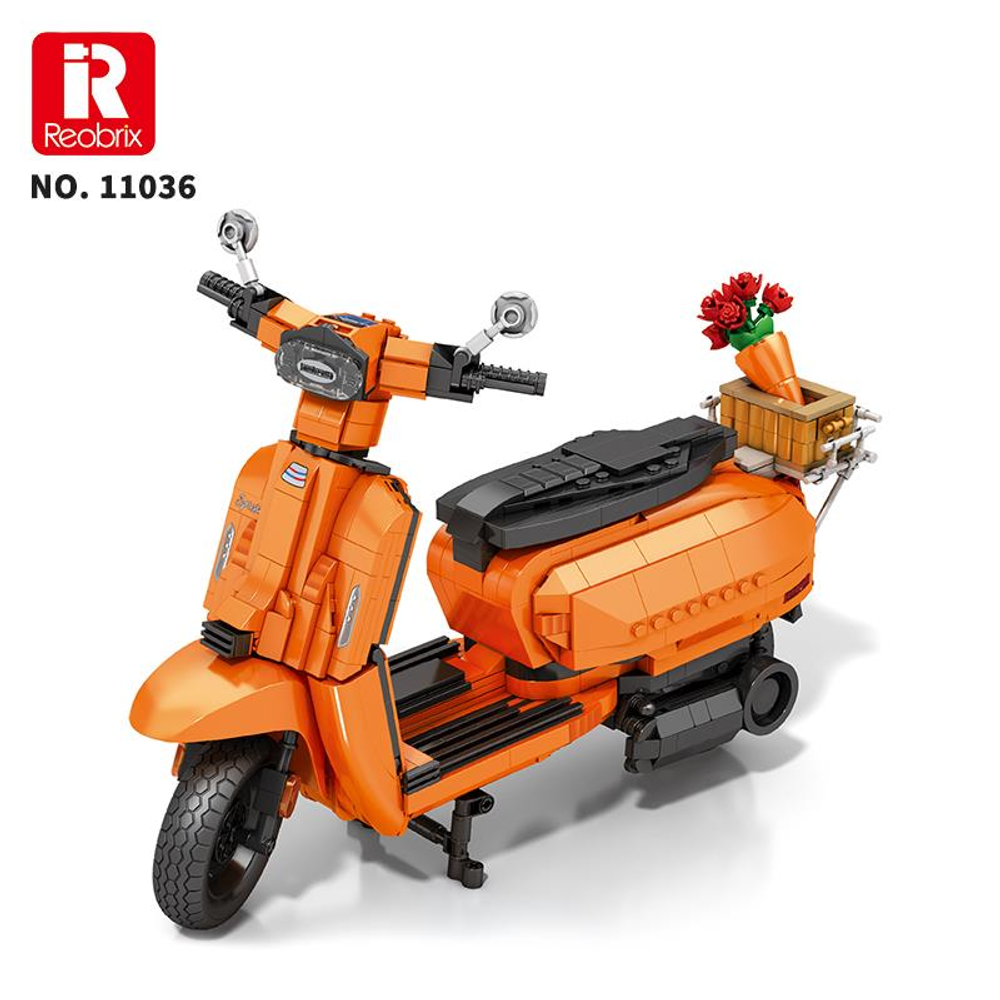 Arkada çiçek ve havuç sepeti olan turuncu oyuncak scooter.