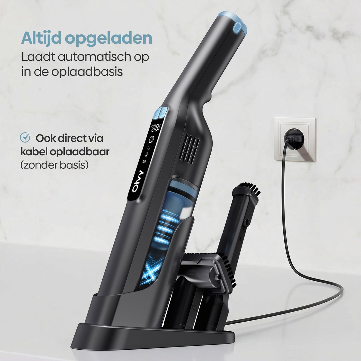 Zwarte kruimeldief op laadstation met kabel aangesloten op stopcontact.