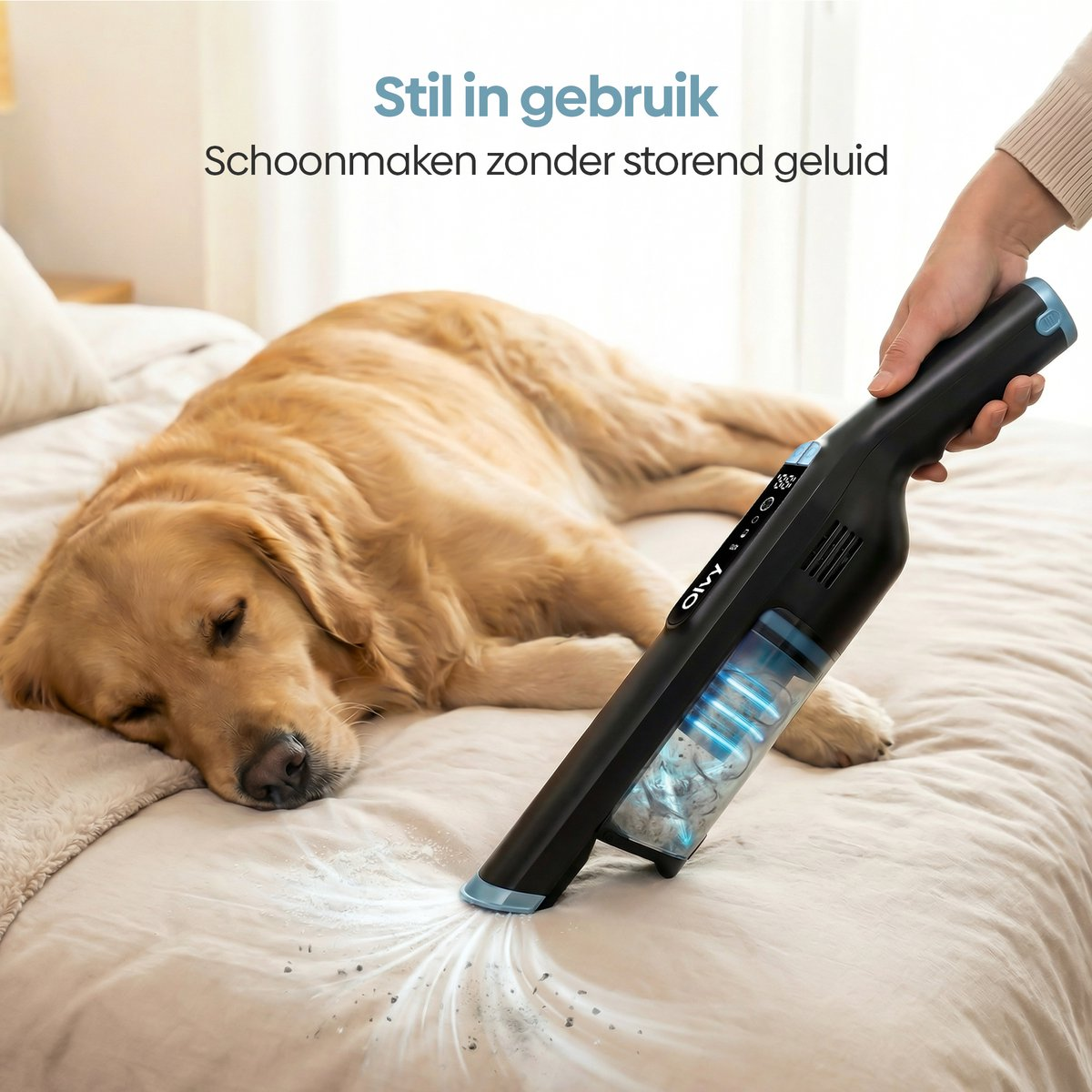 Een Golden Retriever slaapt op een bed terwijl een hand een zwarte kruimeldief gebruikt.