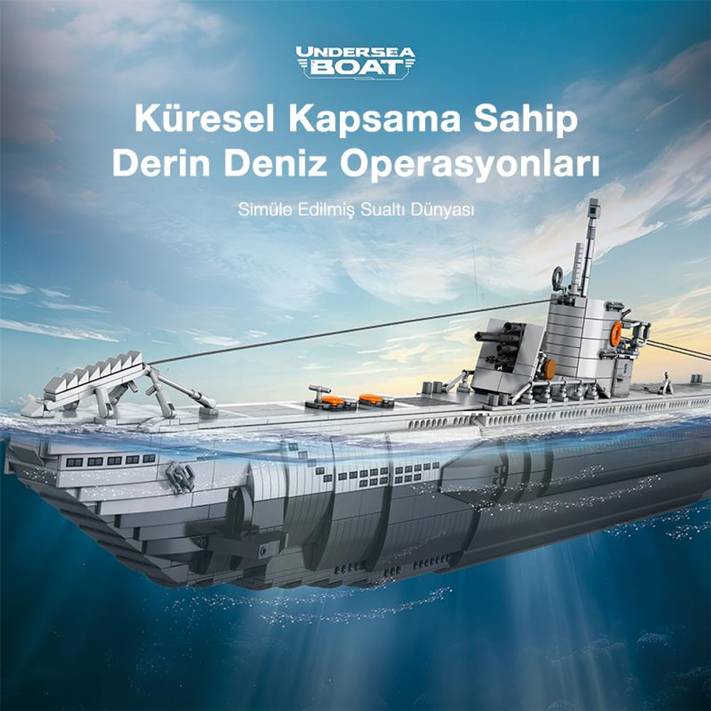 Detaylı yapılar içeren gri bir denizaltı, mavi gökyüzünün altında sudan çıkıyor.