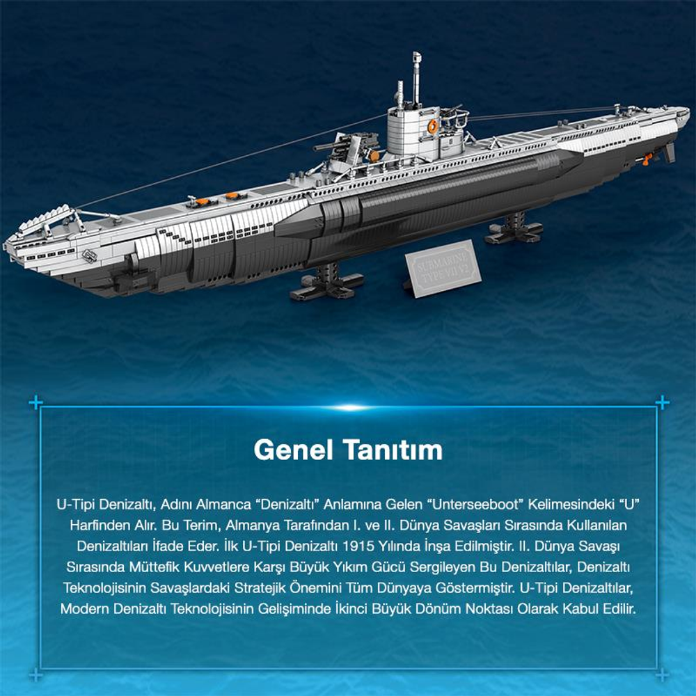 Gri renkte denizaltı modeli stand üzerinde, arka planı mavi okyanus.