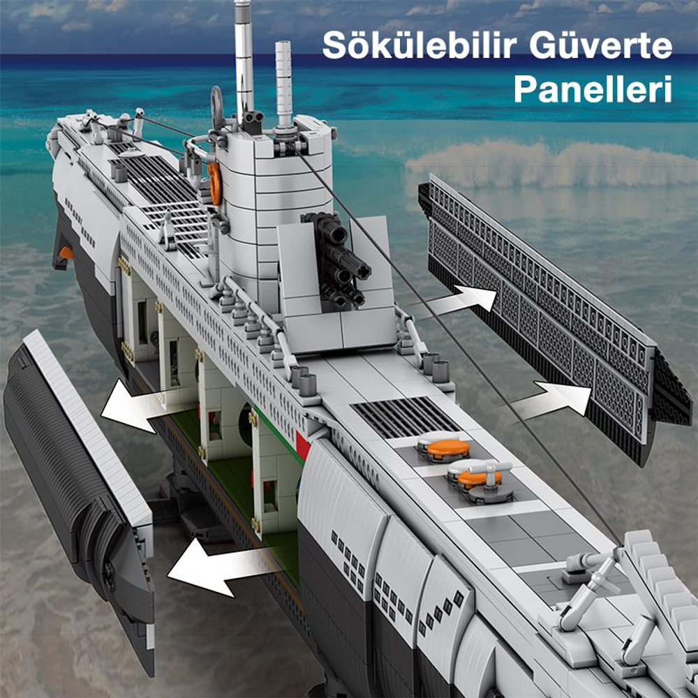 Çıkarılabilir yanları ve topları olan model denizaltı, su üzerinde.