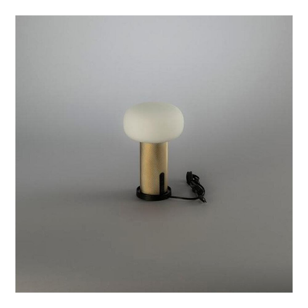 Eine Pilzlampe mit goldfarbenem Schaft und weißem Schirm auf grauem Hintergrund.