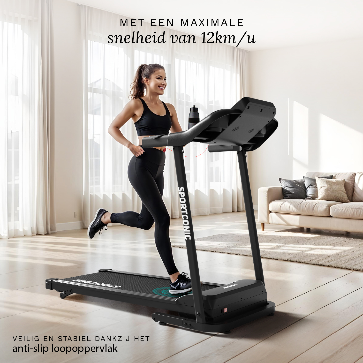 Eine Frau läuft auf einem schwarzen Laufband in einem hellen Raum mit Sofa und Fenstern.