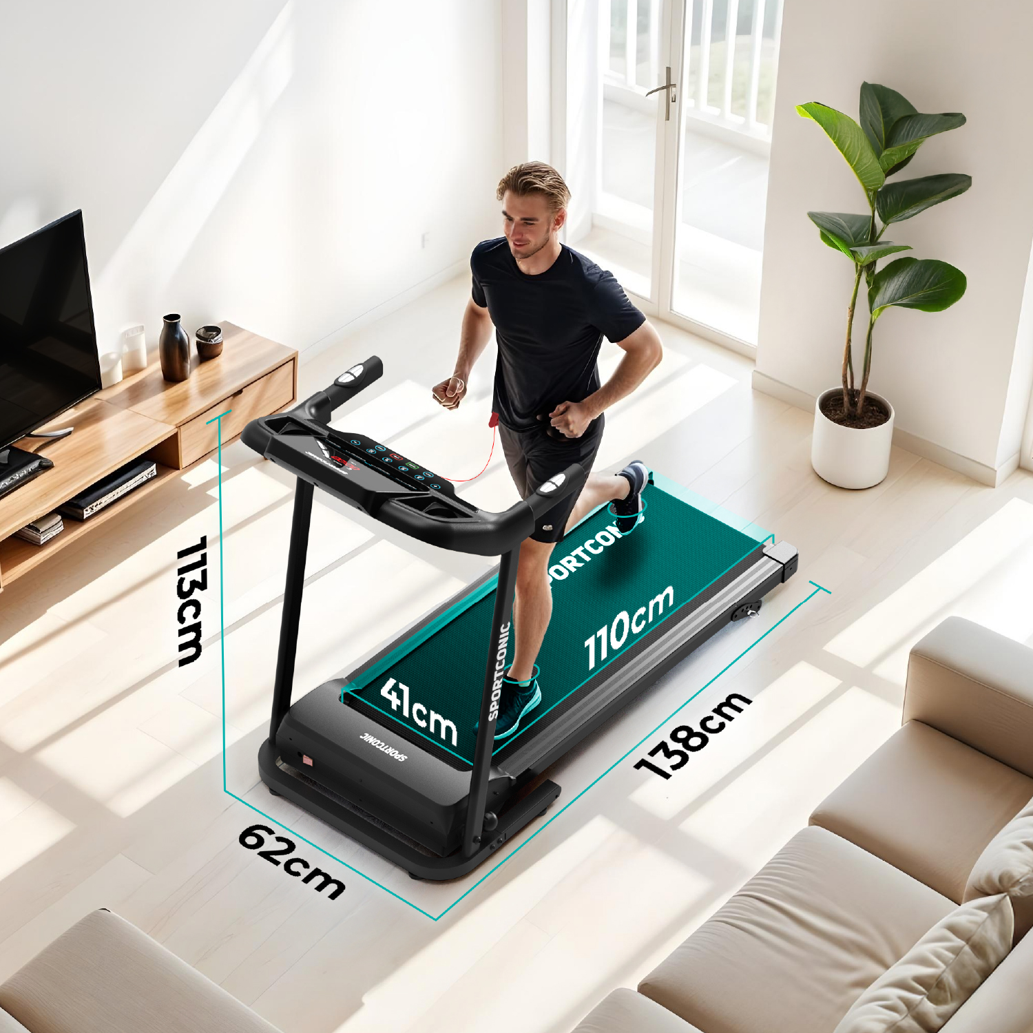 Mann läuft auf Laufband in hellem Raum mit Sofa und Pflanze.