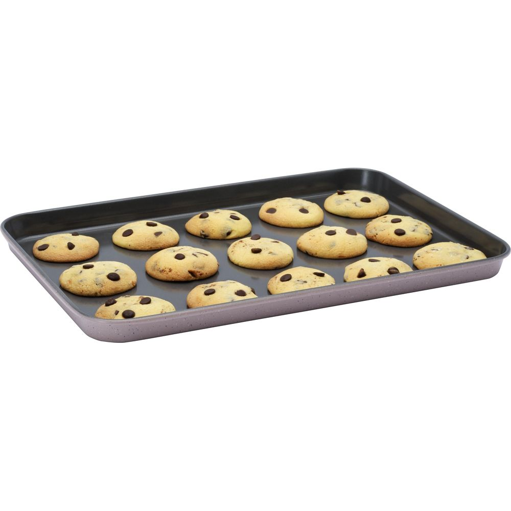 Una teglia con 15 biscotti con gocce di cioccolato su sfondo bianco.