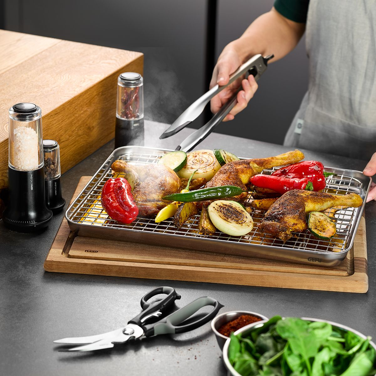 Gegrilltes Hähnchen mit Gemüse auf einem Rost, dampfend und dampfend.